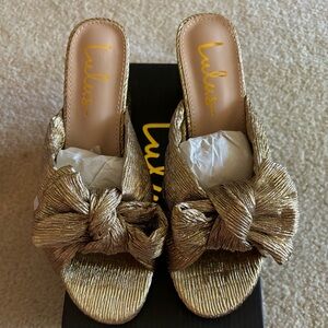 LULU’s Knotted Gold Pumps. Size 7 1/2